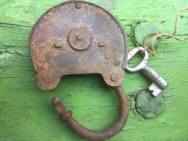Groot oud gebruikt Douane hangslot met sleutel