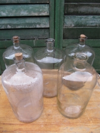 Oude brocante helder glazen fles van circa 10 liter