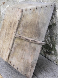 Franse antieke houten bak met hengsel