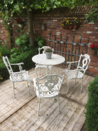 Brocante table with four chairs
