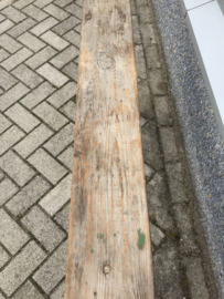 Oude bank met metalen onderstel