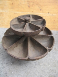Oude gietijzeren (schoenmakers)spijkerbak 2 etages