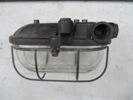 Brocante kooilamp met bakkelite voet en helder glas.