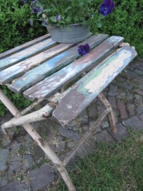 Oude metalen terrasstoel met leuke kleurtjes