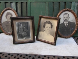 Beautiful brocante set of 2 rectangular frames with photo.