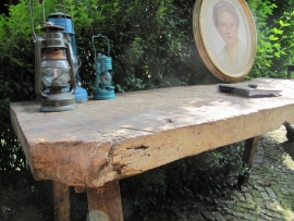 Oude brocante side table met dik blad