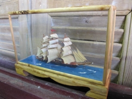Scheepje in bamboe vitrine