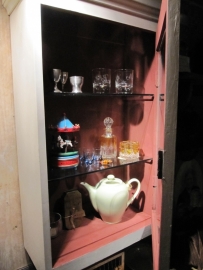 Brocante vitrine kastje met geslepen glazen deurtje