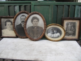 Brocante ovale lijsten met glas en oude portret-tekening set van 2