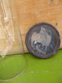 Antieke glazen stolp op plateau