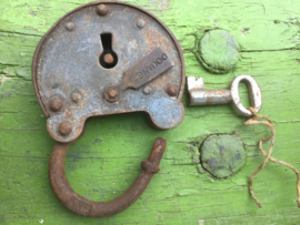 Groot oud gebruikt Douane hangslot met sleutel
