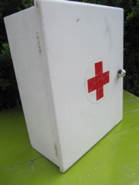 Oud metalen medicijnkastje