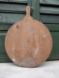 Nice brocante Romanian round cutting board with handle