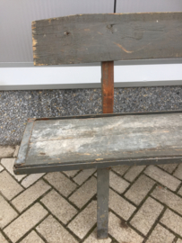 Oude bank met metalen onderstel