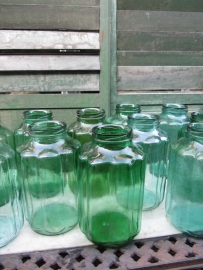 Oude geribbelde glazen pot