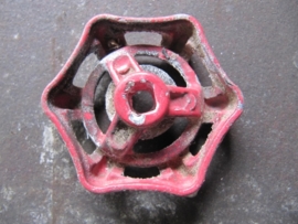 Old faucet handle white / red