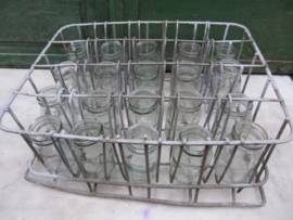 Oude brocante krat met 20 yoghurtpotjes
