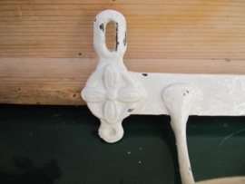 Antiek Frans geklonken metalen kapstokje met 2 haken.