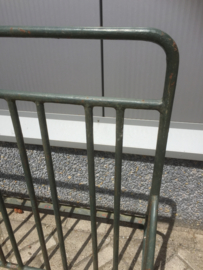 Oud metalen fietsenrek