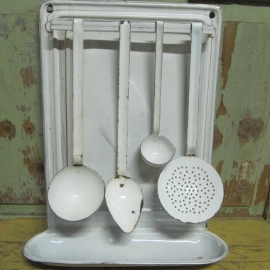Enamel spoon rack with 4 spoons. White with a gold stripe.