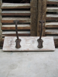 Brocante kapstokje met twee robuuste haken