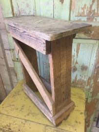 Oude hoge houten kruk
