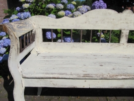 Antieke witte Hongaarse bank
