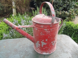 Brocante old red zinc watering can