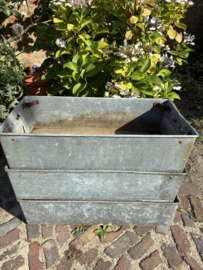 Oude zinken bak