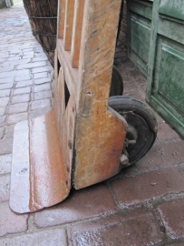 Hele oude houten zakken- of steekwagen