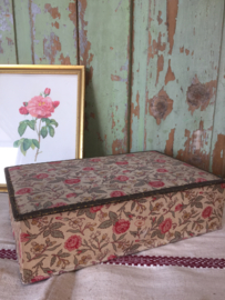 Antieke doos met bloemmotief