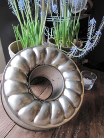 Brocante oude geschulpte bakvorm