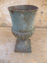 Brocante gietijzeren tuinvaas apart model zonder rand