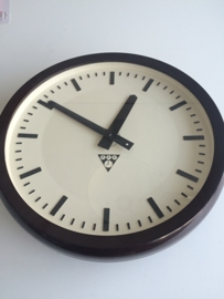 Industriële ronde klok met bakelite rand. Erg mooi.