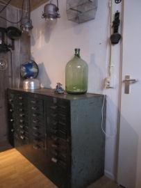 Oude metalen industriële kast / dressoir met 28 laden