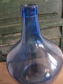 Oude glazen fles in blauw
