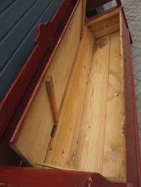 Antieke klepbank in rood/bruin