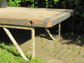 Pallettafel met drie oude gistflessen in één set.