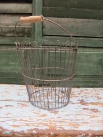Leuke metalen mand met hengsel