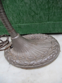 Oude metalen burolamp met gietijzerenvoet