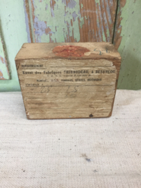 Brocant kistje met letterplaatjes