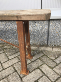 Oude bank met metalen onderstel