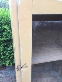 Brocant kastje met glas / geel