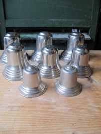 Chocolate and / or butter mold in the shape of a bell.