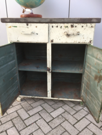 Oude industriële metalen kast