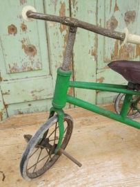 Oude driewieler met lederen zadel