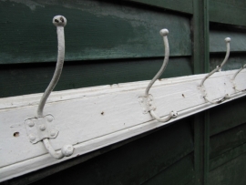 Brocante wit kapstokje met 5 metalen haken.