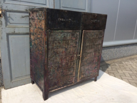 Oude industriële metalen kast
