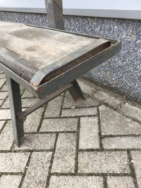 Oude bank met metalen onderstel