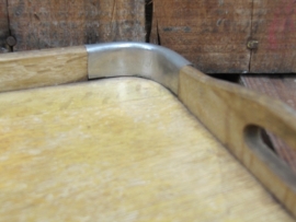 Houten dienblad met chrome hoekjes